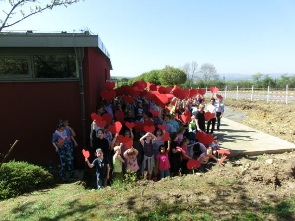 Die glücklichen Schülerinnen und Schüler auf der noch unbebauten Betonplatte.