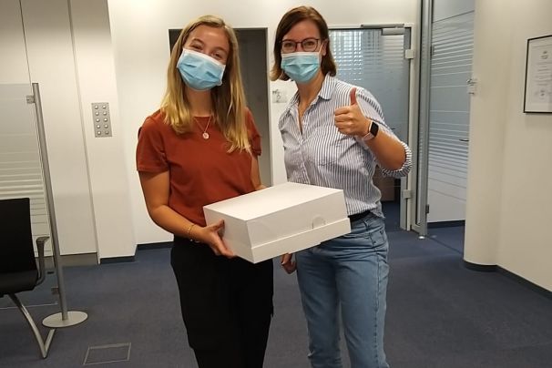 Marleen Menne und Tanja Köster von der Vereinigten Volksbank freuen sich über Kuchen aus der von-Galen-Schule.