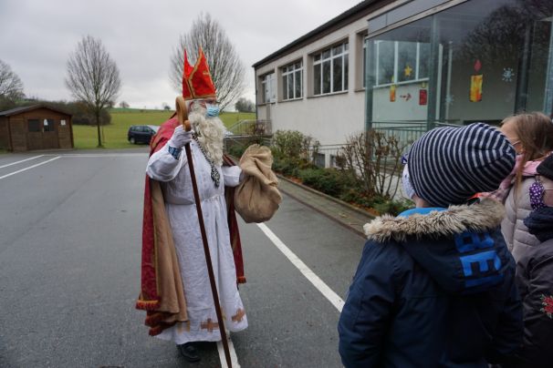 Der Nikolaus hat die Schülerinnen und Schüler besucht und ihnen eine große Freude bereitet.