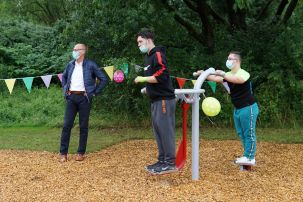 David und Alexander testen den "Pendel Twister".