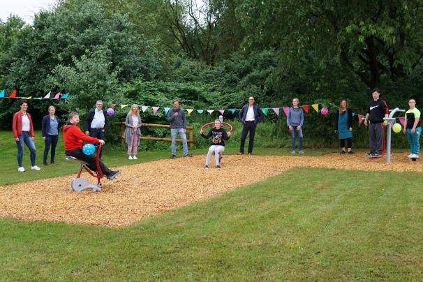 Glücklich sind alle Beteiligten unserer Schule über die Einweihung der Outdoor-Sportgeräte, zu der Detlef Hellmers von der Stiftung Gesundheitsservice kam. Auf dem Foto von links: Dorthe Stork, Tina Klenke, Alfred Kerlin, Nicole Gaidzik, Christian Plaue, Detlef Hellmers (Geschäftsführer Stiftung Gesundheitsservice), Petra Weidner, Jutta Köllinger. Schüler von links an den Geräten: Timo, Lea, David, Alexander