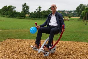 Deltef Hellmers, Geschäftsführer der Stiftung Gesundheitsservice aus Leverkusen, hat sichtlich Spaß auf dem neuem Rudergerät