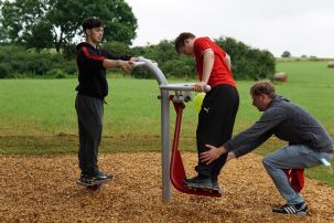 Herr Plaue Unterstützt Timo beim richtigen Benutzen des "Pendel Twister".