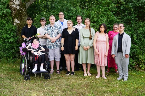 Die entlassenden Lernenden: Abdull (v.l.), Luca, Tobias, Niklas, Robin, Celine, Damian, Lilie, Hana, Delia, Alexander (es fehlt Marie)