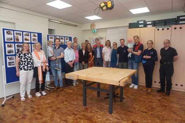 Tina Klenke (Schulleiterin),  Marlene Ott, Jerome Major (Geschäftsführer Lebenshilfe) mit Sohn Levi, Karl-Josef Simon, Susanne Wittenberg, Michael Dubbert (techn. Leiter Lebenshilfe), Frau Kunst, Timon, Jutta Köllinger (Projektleitung), Tobias, Herr Kunst, Olaf Meiners (Schornsteinfeger-Glückstour), Ewa Pazurek, Christian Plaue (vgs-Projektteam), Marcel Bönning mit Tochter Clara, Petra Weidner und Thorsten Behler (beide vom vgs-Projektteam)