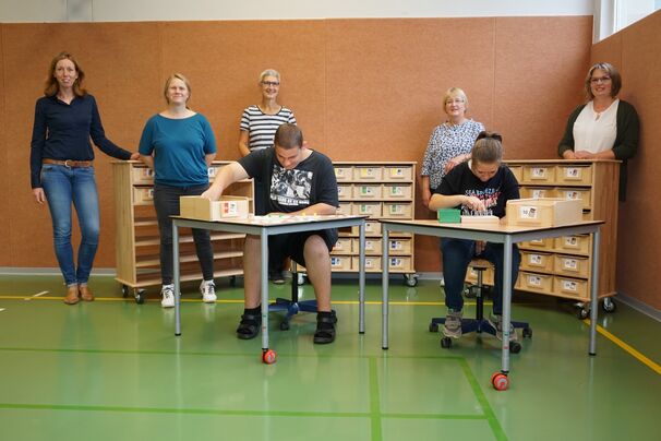 Die Mitglieder der Schulentwicklungskonferenz Übergang Schule-Beruf,  Kerstin Drewes, Tina Klenke (Schulleiterin), Birgit Westerhoff, Barbara Happe und Martina Arens. Im Vordergrund: Timon und Julia   