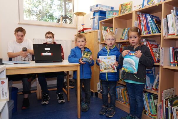 Die Kinder aus der Kita kommen wöchentlich in die Schülerbücherei, um sich Bücher auszuleihen.