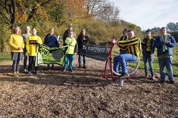 Die Schülerinnen und Schüler freuen sich über das neue Outdoor-Bike, dass Dank einer Förderung der BvB-Stiftung "Leuchte auf" angeschafft werden konnte.