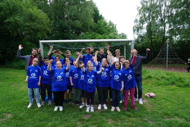 Die Fußball-AGs freuen sich über die neuen Trikots.