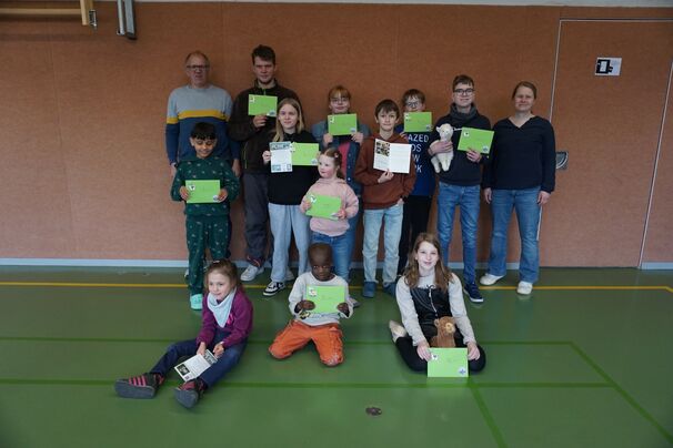 Herr Leifeld überreicht an alle Klasse einen Gutschein.