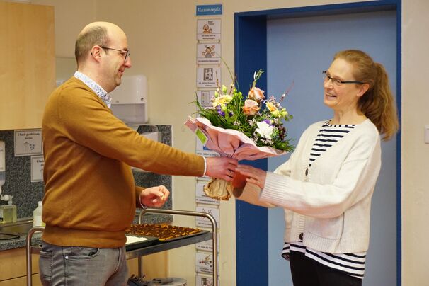 Bernd Müller von der Lebenshilfe Brakel überreicht Petra Weidner zum Dienstjubiläum einen Blumenstrauß