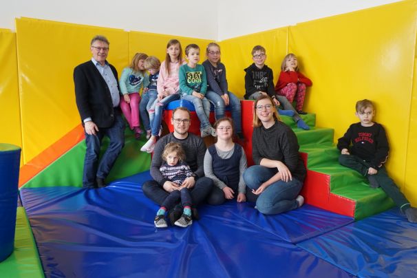 Frau Köster von der Vereinigten Volksbank besichtigt unsere Schule. (Foto vor Corona)