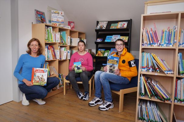 Das Büchereiteam mit Frau Drewes, Robin und Kira freuen sich über den Neustart der Schülerbücherei.
