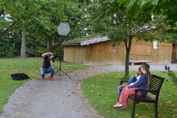 Die Freundinnen Gabby und Lena lassen sich gemeinsam vom Fotograf Jörg Henze fotografieren.