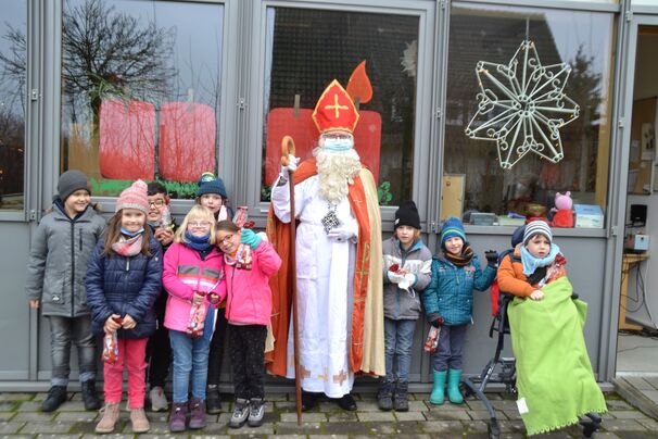 Die Vor-/Unterstufe A freute sich besonders über den Besuch des Nikolaus.