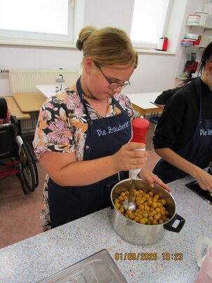Verarbeitung von Früchten zu Aufstrichen