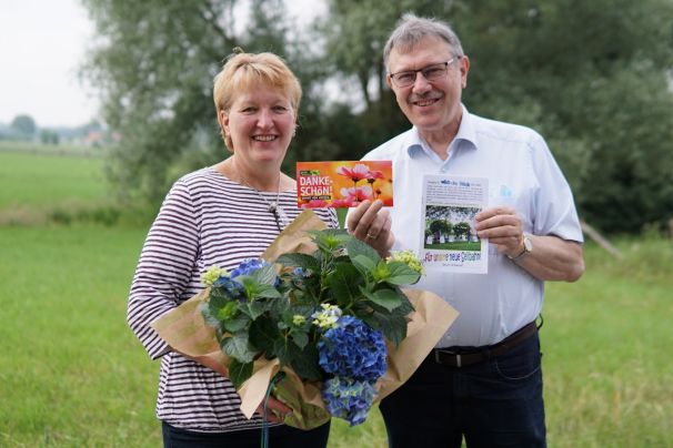 Schulleiter Alfred Kerlin bedankt sich bei Bärbel Happe für die jahrelange Erstellung der Schulzeitung vGS-im-Blick.